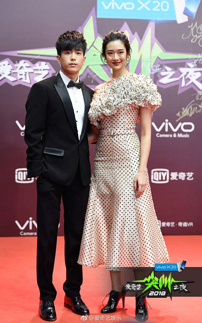 Thảm đỏ iQiYi: Dương Mịch cân cả dàn mỹ nhân Cbiz, bạn gái Trương Hàn nhan sắc ngày càng lên hương